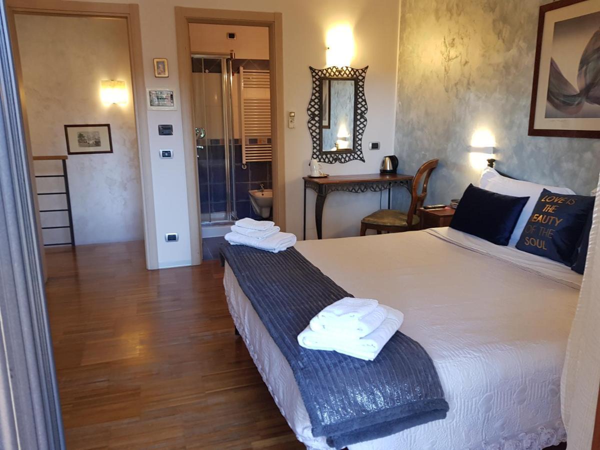 Aurelia Garden Gold Bed & Breakfast