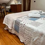 Aurelia Garden Gold B&B